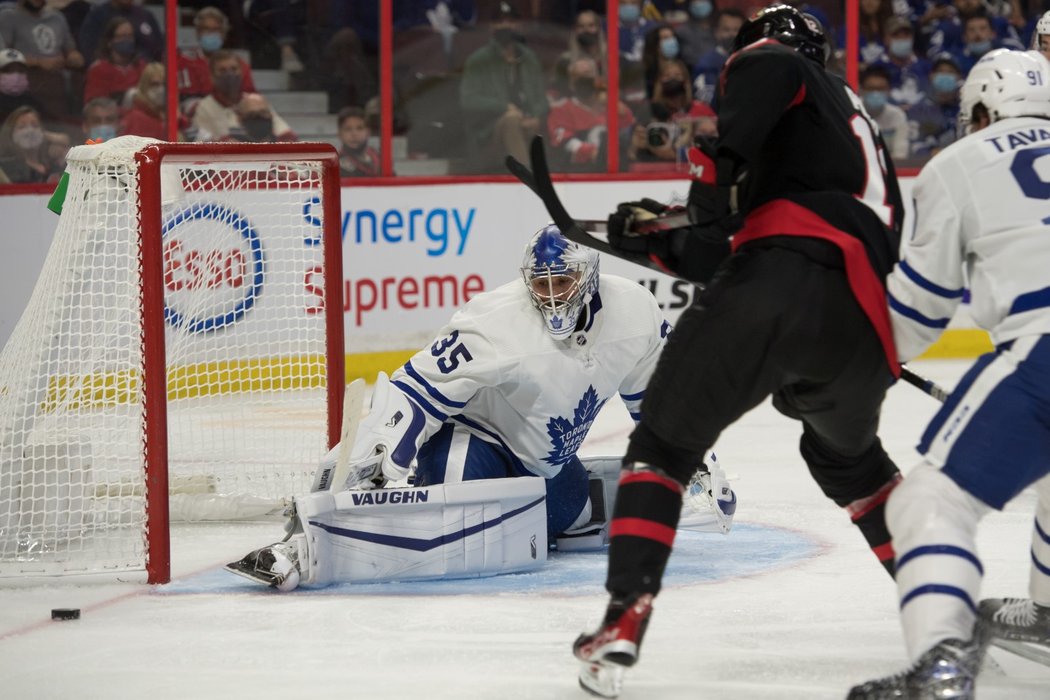 Petr Mrázek nedochytal duel Toronta s Ottawou, po druhé třetině střídal