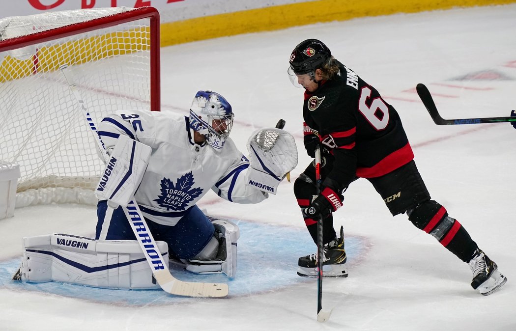 Petr Mrázek nedochytal duel Toronta s Ottawou, po druhé třetině střídal