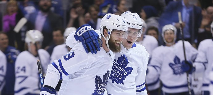 Jake Muzzin (8) poprvé po trejdu z Los Angeles skóroval za Toronto