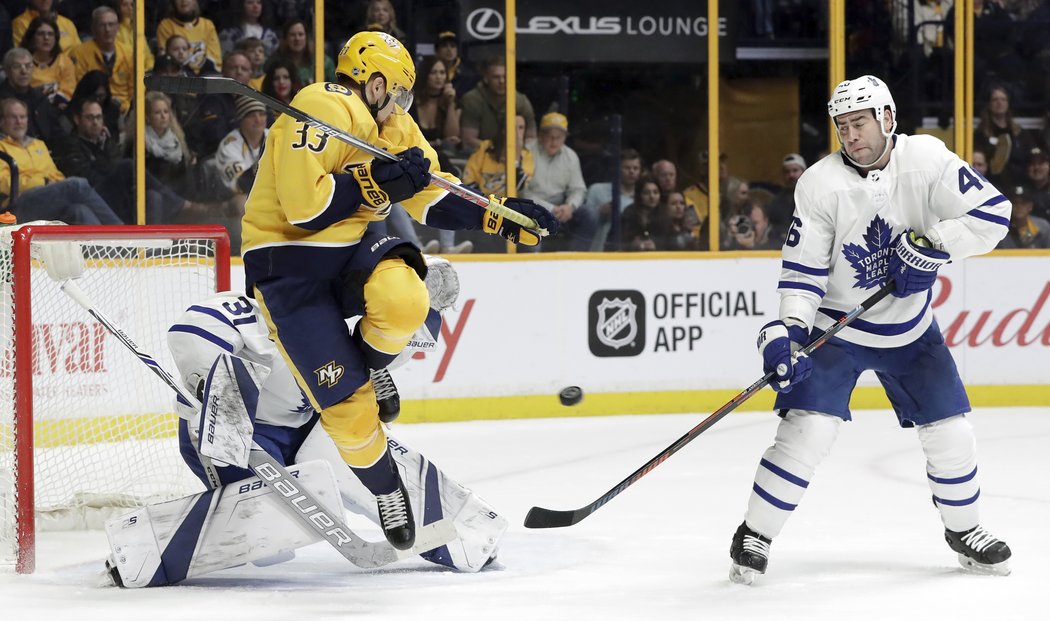 Viktor Arvidsson z Nashvillu hlídkuje před bránou Maple Leafs, kde pracuje obránce Roman Polák