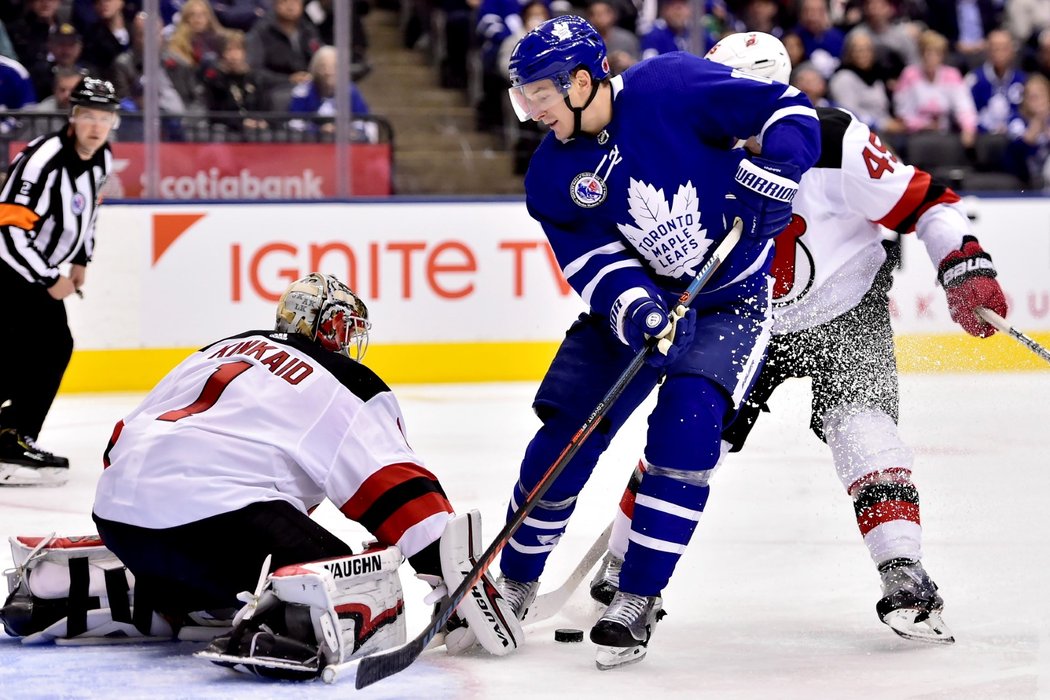 Brankář Keith Kinkaid z New Jersey neměl v pátek ideální den, v Torontu inkasoval šest branek