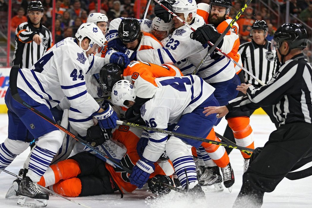 Roman Polák (46) i Radko Gudas (3) se zapojili do hromadné rvačky