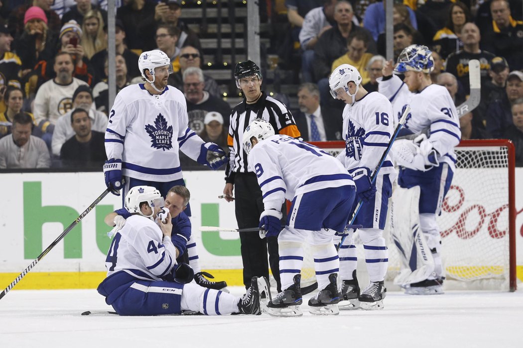 Morgan Rielly schytal střelu Zdena Cháry přímo do obličeje