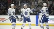 Travis Dermott, Morgan Rielly a John Tavares slaví jeden z mnoha gólů v síti Los Angeles