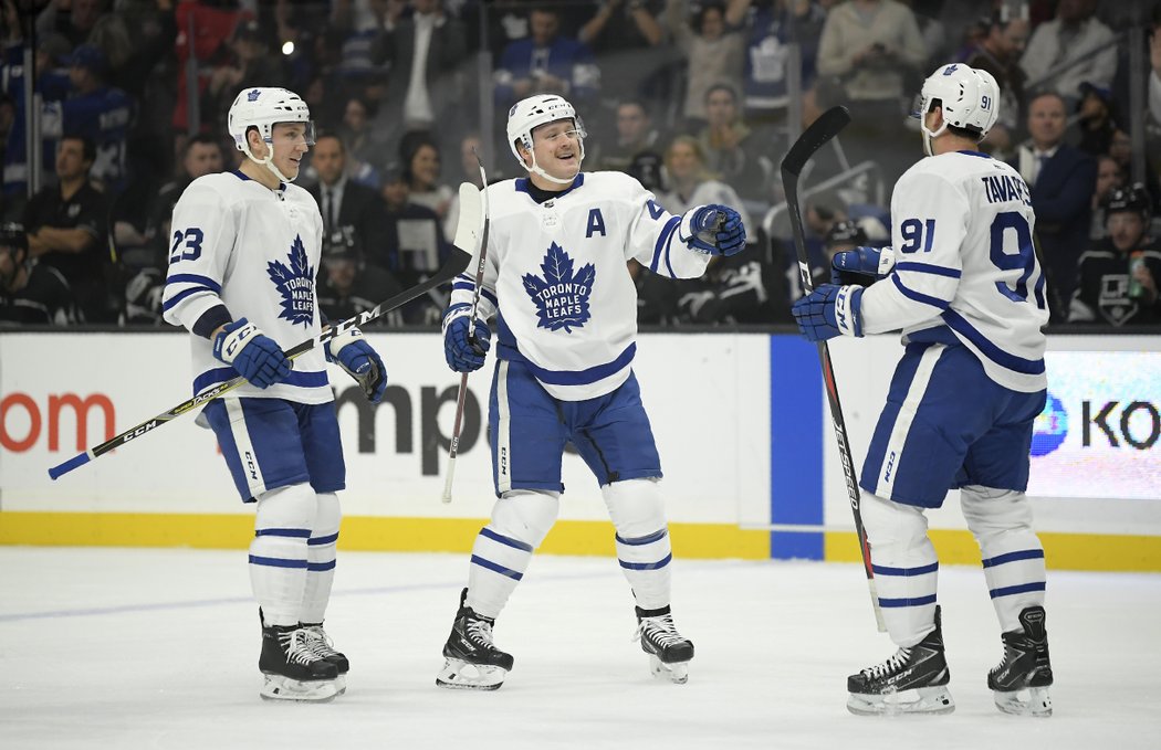 Travis Dermott, Morgan Rielly a John Tavares slaví jeden z mnoha gólů v síti Los Angeles