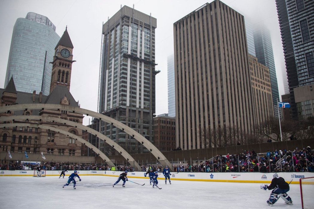 Lidé z okolních budov měli na trénink Maple Leafs úžasný výhled