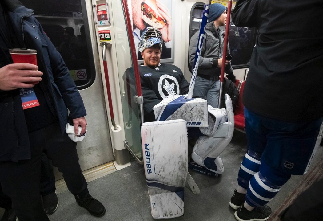 Brankář Frederik Andersen dostal s těžkou výstrojí v metru exkluzivní místo k sezení