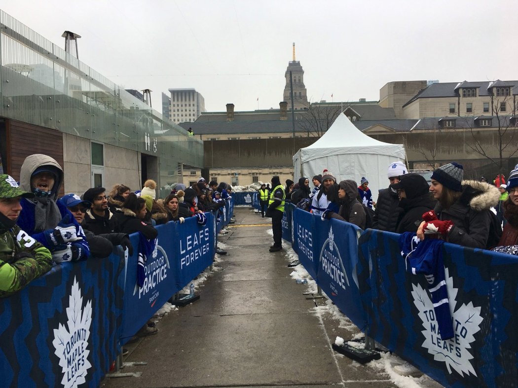 Na trénink se přišlo podívat hned několik stovek fanoušků Maple Leafs