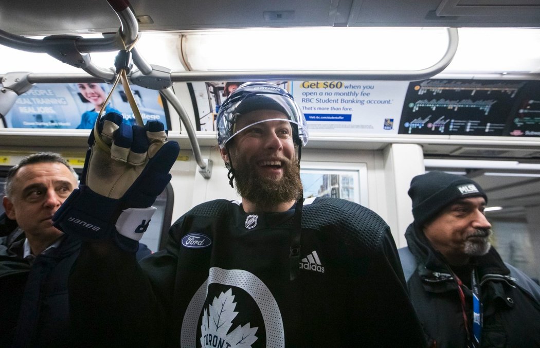 Nejnovější tvář Maple Leafs obránce Jake Muzzin, který nedávno přišel z Los Angeles, si cestu metrem náramně užíval