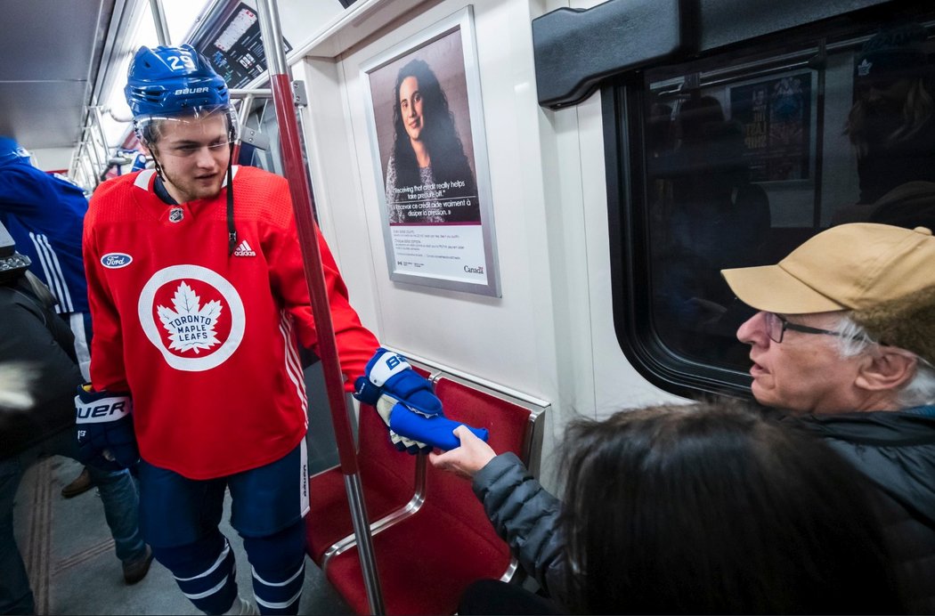 Hvězdy Toronta měly pro cestující v metru připravené i suvenýry, William Nylander potěšil jednoho ze starších fanoušků