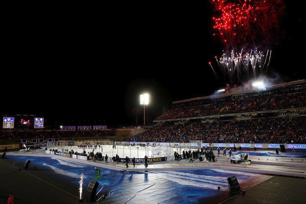 Utkání se hrálo před téměř třiceti tisíci fanoušky na Navy-Marine Corps Memorial Stadium v Arkansasu