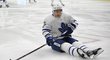 Torontský Zach Hyman se snaží rozehrát i vsedě po pádu na led v zápase s Los Angeles