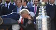 Americký prezident Donald Trump přijal v úterý v Bílém domě podle tradice vítěze Stanley Cupu, hokejisty St. Louis Blues.