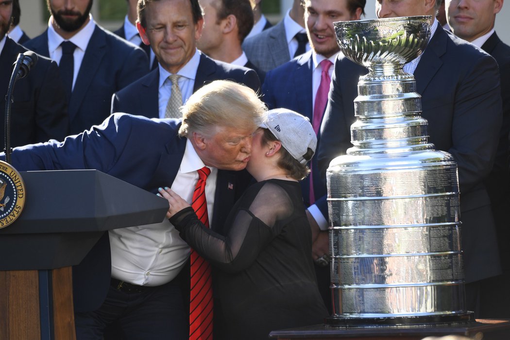 Americký prezident Donald Trump přijal v úterý v Bílém domě podle tradice vítěze Stanley Cupu, hokejisty St. Louis Blues.