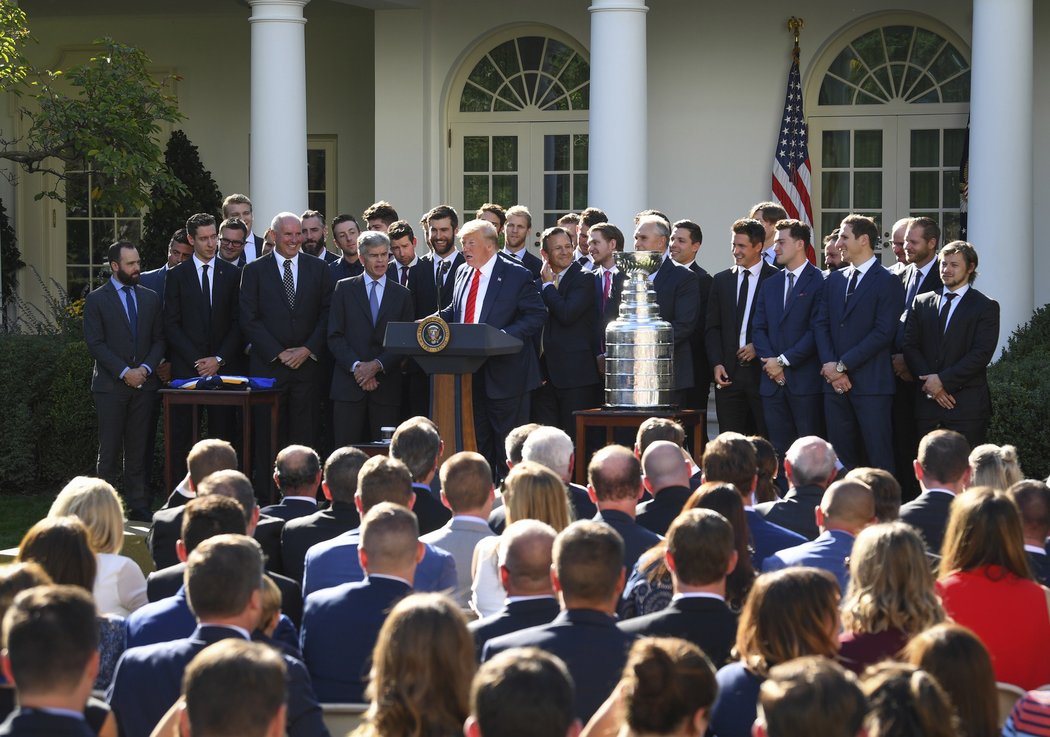 Zatímco předchozí vítězové Stanley Cupu Capitals nedorazili kompletní, protože někteří členové vítězného mužstva včetně brankáře Bradena Holtbyho či útočníka Bretta Connollyho pozvánku odmítli, z Blues scházel pouze obránce Justin Faulk, jenž přišel z Caroliny před začátkem základní části.