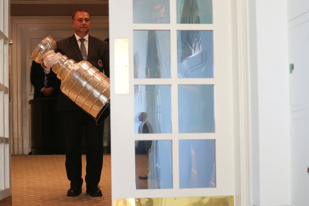 Americký prezident Donald Trump přijal v úterý v Bílém domě podle tradice vítěze Stanley Cupu, hokejisty St. Louis Blues.