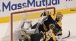 Brankář Bostonu Tuukka Rask se před třetím zápasem úvodního kola play off NHL s hokejisty Caroliny rozhodl opustit tým a ukončit sezonu.