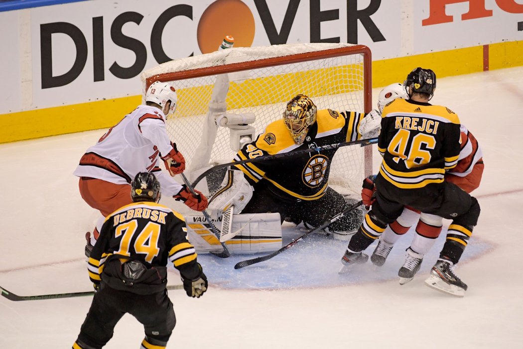 Brankář Bostonu Tuukka Rask se před třetím zápasem úvodního kola play off NHL s hokejisty Caroliny rozhodl opustit tým a ukončit sezonu.