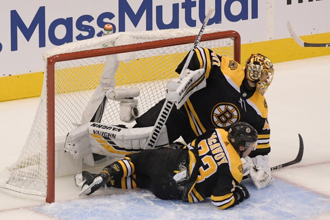 Brankář Bostonu Tuukka Rask se před třetím zápasem úvodního kola play off NHL s hokejisty Caroliny rozhodl opustit tým a ukončit sezonu.