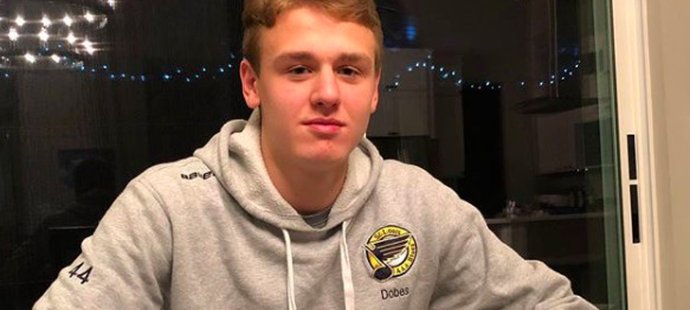 Jakub Dobeš při podpisu smlouvy s Topekou