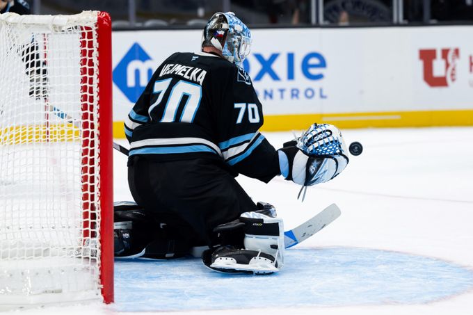 Hvězda zápasu! Vejmelka zářil proti Seattlu, v počtu výher je druhý mezi gólmany Hvězda zápasu! Vejmelka zářil proti Seattlu, v počtu výher je druhý mezi gólmany