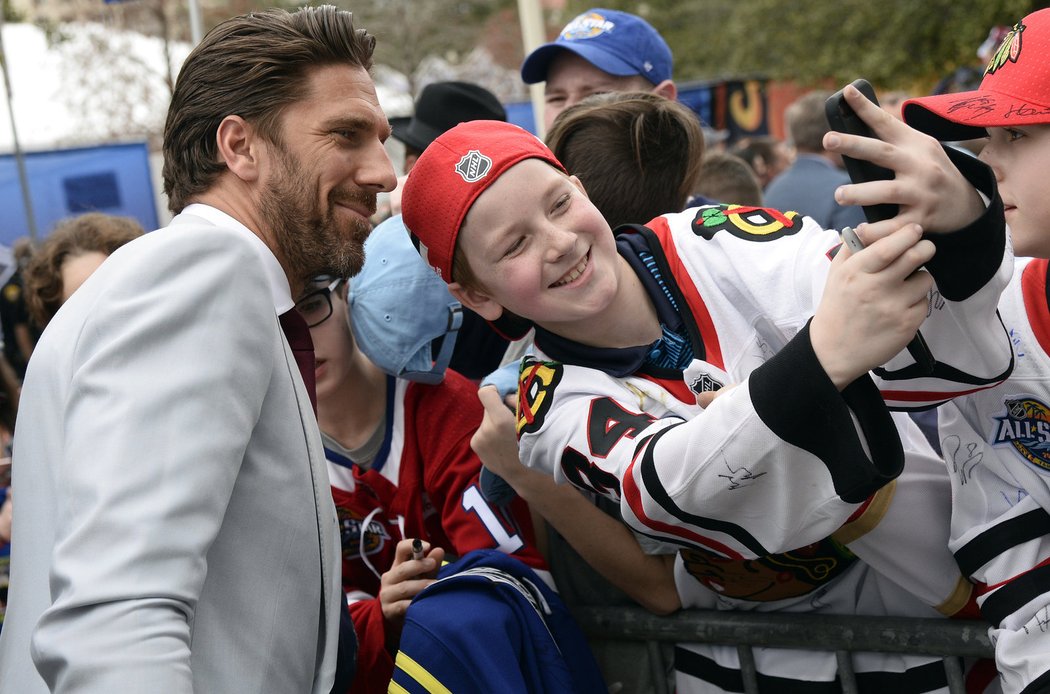 Brankář NY Rangers Henrik Lundqvist potěšil malého fanouška