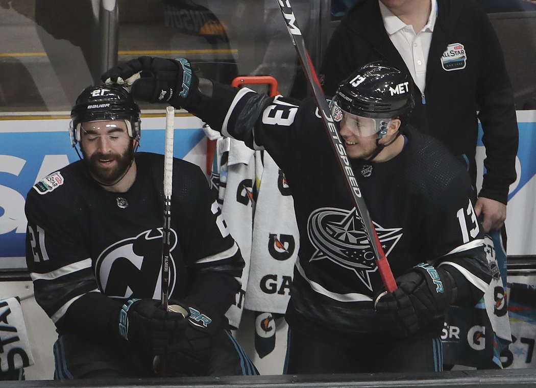 Kyle Palmieri právě přijímá gratulaci od Cama Atkinsona