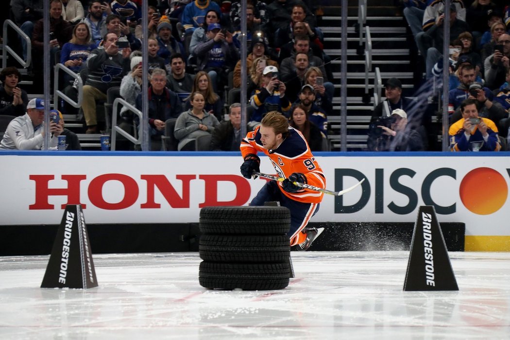 Čtvrtý triumf v řadě v souboji o nejrychlejšího bruslaře unikl Connoru McDavidovi z Edmontonu, který skončil druhý za Mathewem Barzalem z New York Islanders.