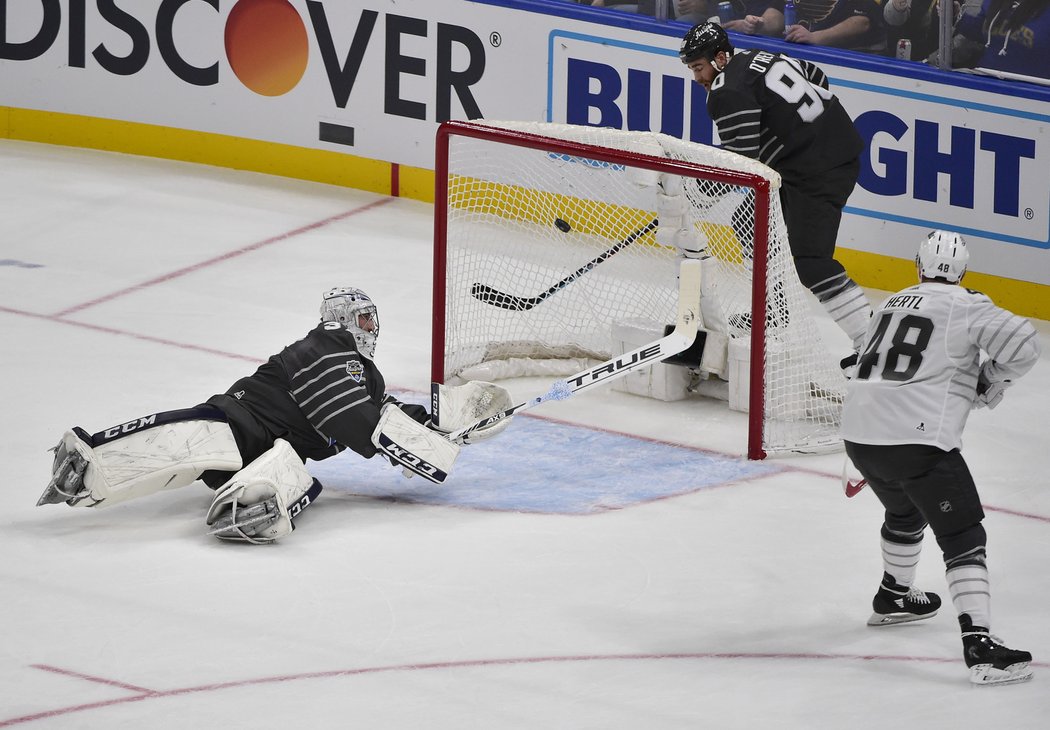 Connor Hellebuyck se natahuje marně, Tomáš Hertl právě zavěsil