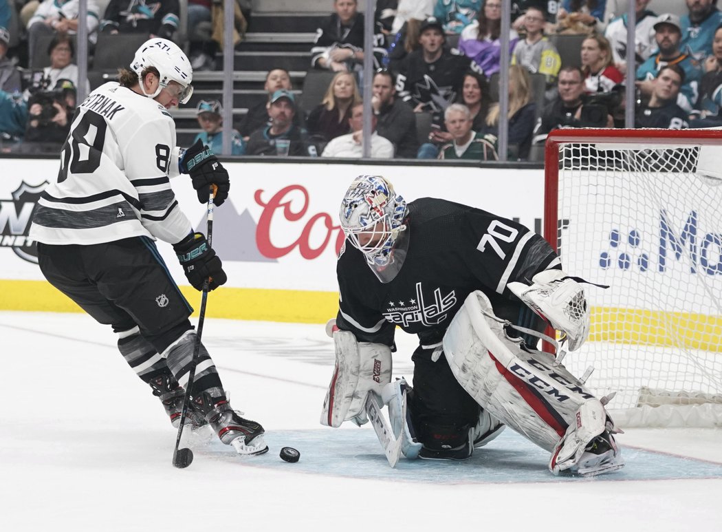 Braden Holtby zasahuje proti Davidu Pastrňákovi