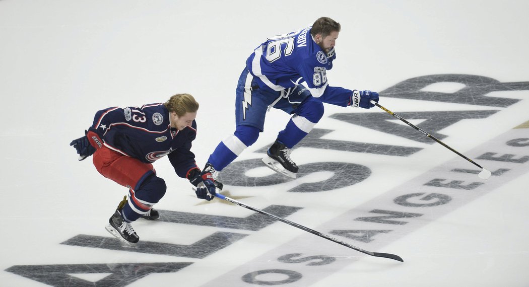 Cam Atkinson a Nikita Kučerov se utkali v rychlosti