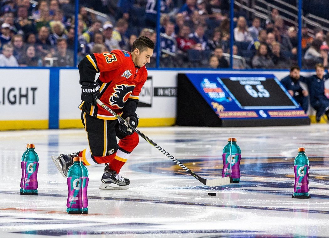 Johnny Gaudreau projel slalomovou dráhu v soutěži kontroly puku za 24,650 sekundy