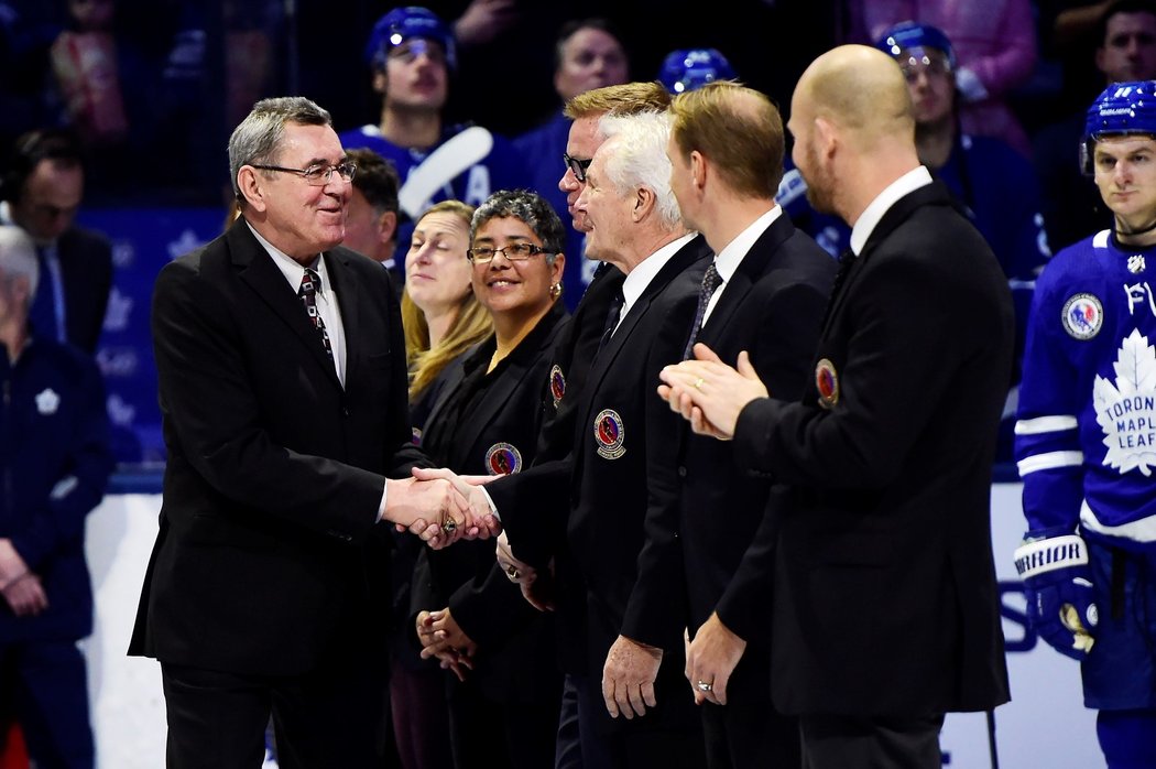 Václav Nedomanský převzal před uvedením do Síně slávy NHL památeční prsten