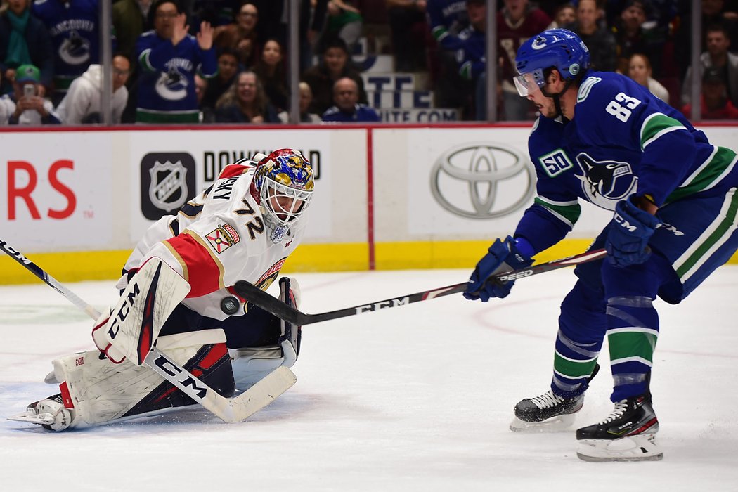 Sergeje Bobrovského nedokázal překonat útočník Jay Beagle z Vancouver