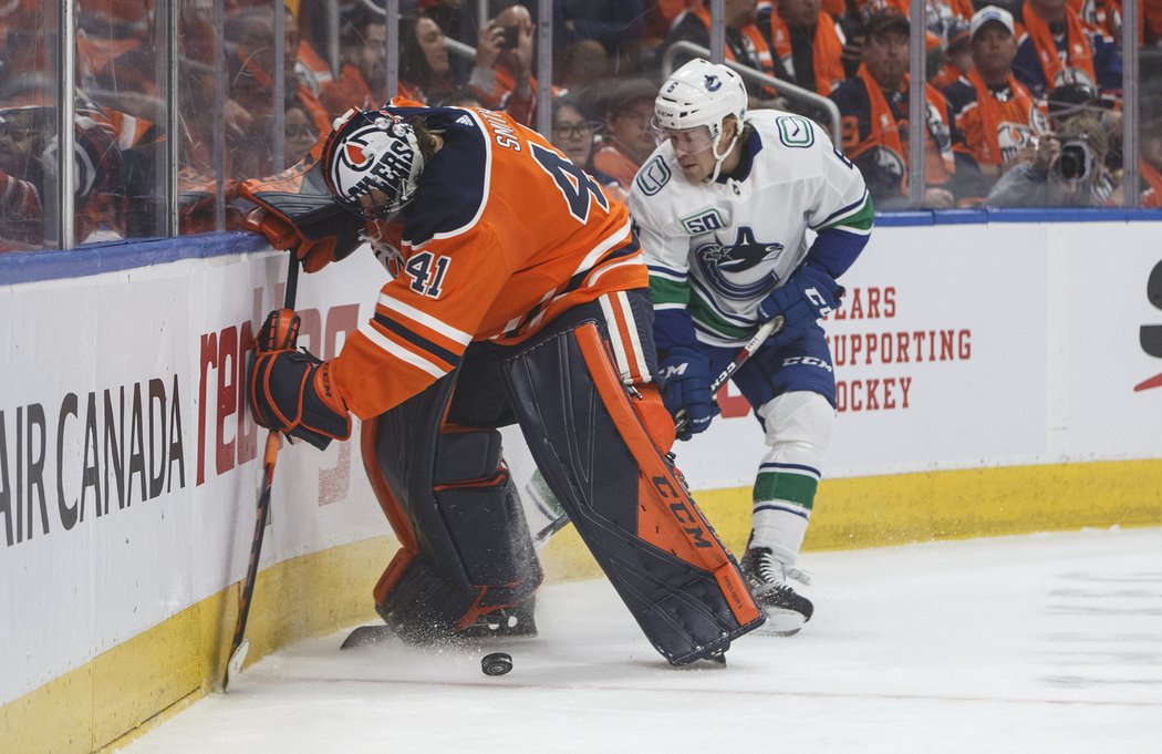 Mike Smith při své premiéře za Edmonton pochytal 31 střel Vancouveru