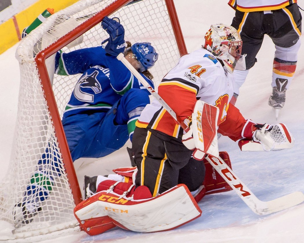 Brankář Calgary Mike Smith do branky puk nepustil, ale soupeře ano