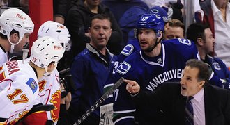 Rozzuřený trenér Canucks nesmí 15 dní k týmu. Jeho sok dostal pokutu