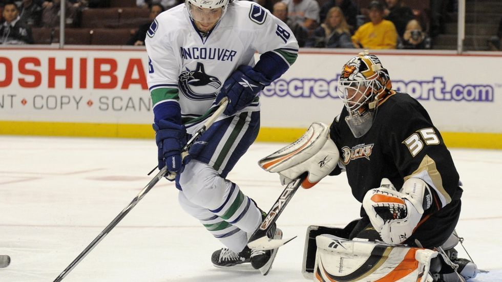 Pravé křídlo Vancouveru Bernier dává gól do svatyně Giguerea z Anaheimu