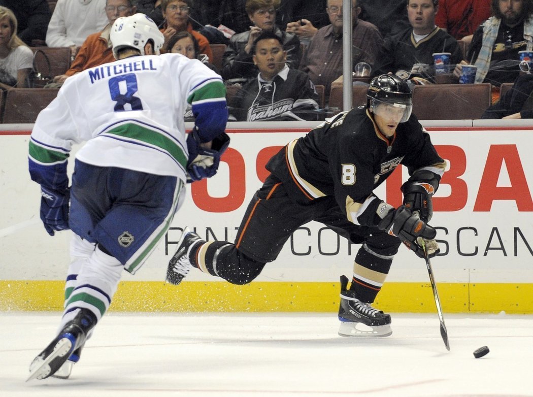 Fin Teemu Selanne z Anaheim Ducks a Willie Mitchell z Vancouveru Canucks