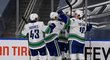 Hokejisté Vancouveru slaví branku v zápase s Edmontonem