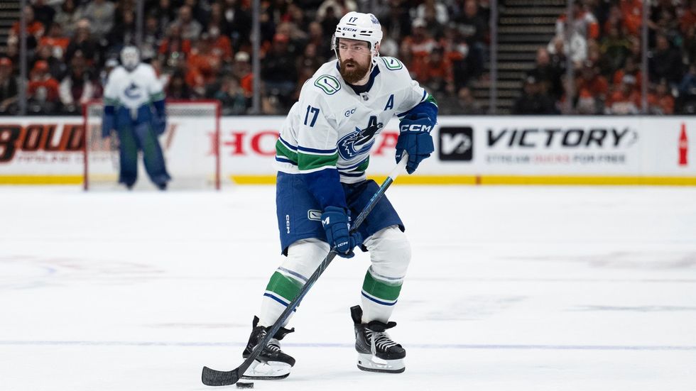 Obránce Vancouveru Filip Hronek