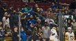 Obránce Penguins Brian Dumoulin vrací hozený dres fanouškem Vancouverem zpět do hlediště