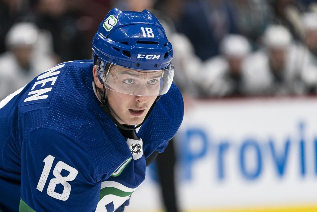 Kanadský útočník Jake Virtanen před rozjezdem NHL vyvolal menší poprask, když si zašel do nočního klubu, aniž by dodržoval opatření související s pandemií koronaviru