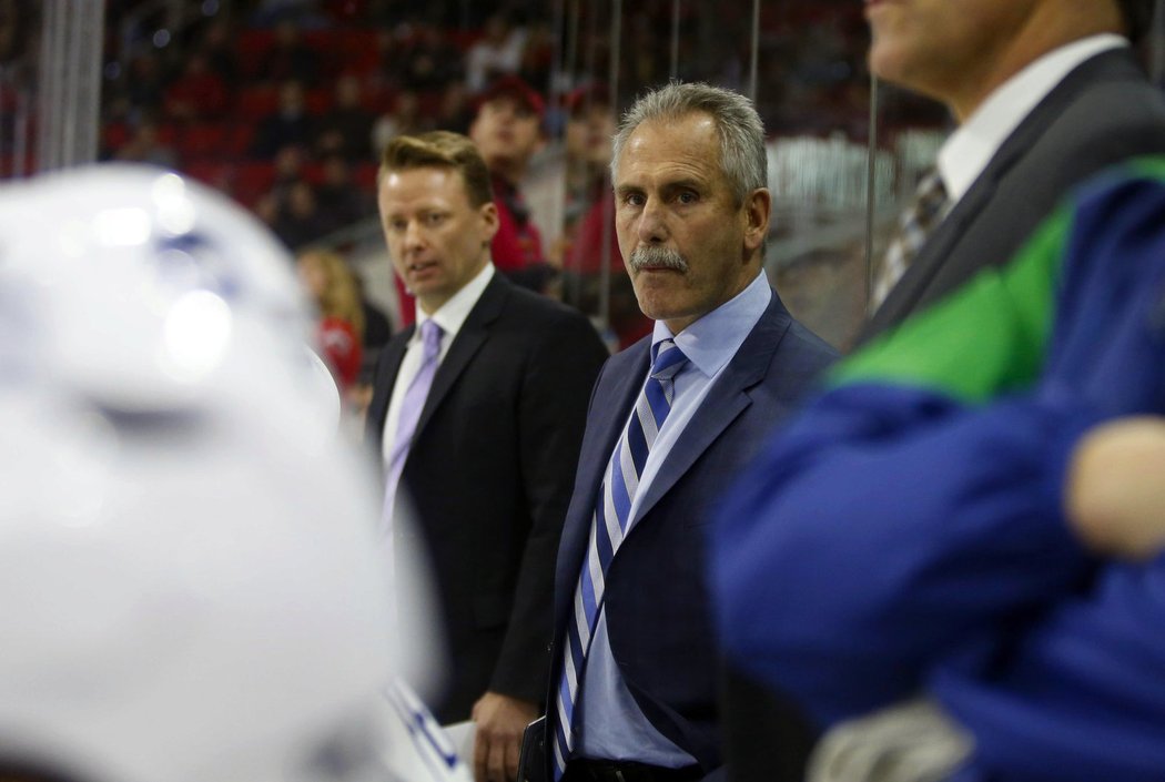 Hlavní kouč Canucks Willie Desjardins mohl být se ziskem dvou bodů spokojen