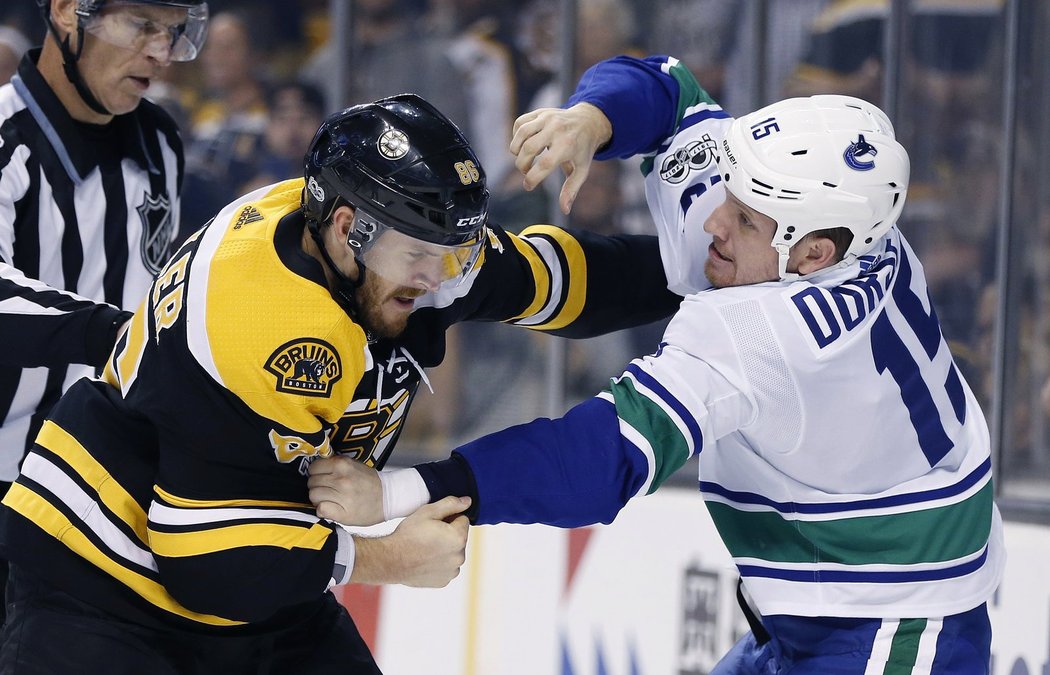 V pěstním souboji se utkali Derek Dorsett z Vancouveru a Kevan Miller