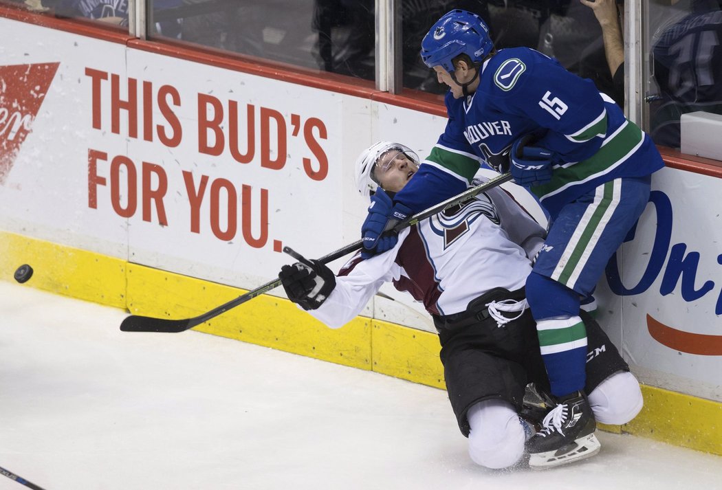 Derek Dorsett z Vancouveru nezachází se svými soupeři v rukavičkách