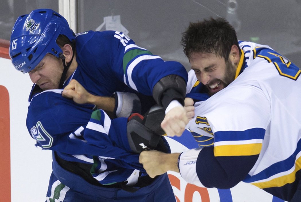 Robert Bortuzzo ze St.Louis si to rozdal s vancouverským Dorsettem.