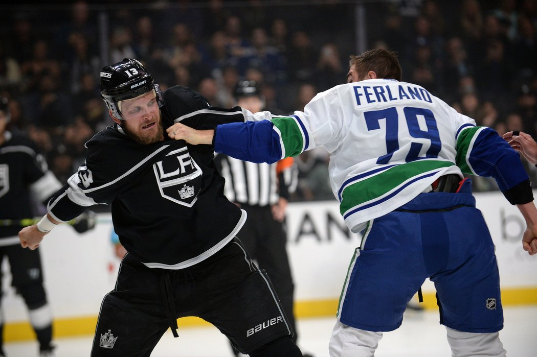 Micheal Ferland z Vancouveru v pěstním souboji s Kylem Cliffordem z Los Angeles