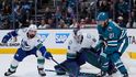 Filip Hronek z Vancouveru v utkání proti San Jose