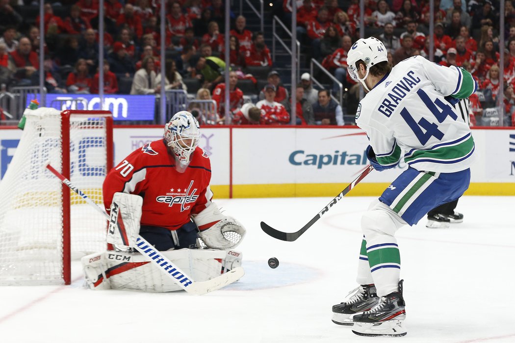 Tyler Graovac z Vancouveru nedokázal překonat Bradena Holtbyho